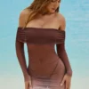 Rochie mini transparentă cu umeri decupați Nemba, în maro ciocolatiu Rochie mini transparentă cu umeri decupați Nemba, în maro ciocolatiu
