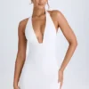 Rochie mini Vella cu guler înalt și spate decupat, de culoare albă Rochie mini Vella cu guler înalt și spate decupat, de culoare albă