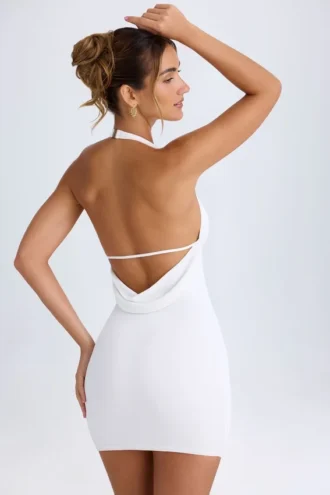 Rochie mini Vella cu guler înalt și spate decupat, de culoare albă Rochie mini Vella cu guler înalt și spate decupat, de culoare albă