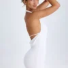 Rochie mini Vella cu guler înalt și spate decupat, de culoare albă Rochie mini Vella cu guler înalt și spate decupat, de culoare albă
