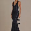 Rochie neagră cu decolteu adânc și spate decupat, cu ornamente Etoile Rochie neagră cu decolteu adânc și spate decupat, cu ornamente Etoile