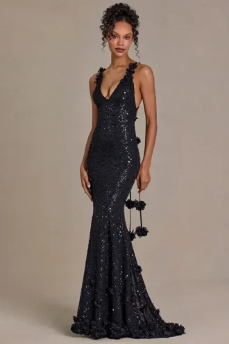 Rochie neagră cu decolteu adânc și spate decupat, cu ornamente Etoile Rochie neagră cu decolteu adânc și spate decupat, cu ornamente Etoile