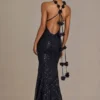 Rochie neagră cu decolteu adânc și spate decupat, cu ornamente Etoile Rochie neagră cu decolteu adânc și spate decupat, cu ornamente Etoile