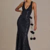 Rochie neagră cu decolteu adânc și spate decupat, cu ornamente Etoile Rochie neagră cu decolteu adânc și spate decupat, cu ornamente Etoile