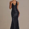 Rochie neagră cu decolteu adânc și spate decupat, cu ornamente Etoile Rochie neagră cu decolteu adânc și spate decupat, cu ornamente Etoile
