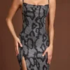 Rochie Velia cu guler tip cowl și decupaje, cu imprimeu șarpe argintiu Rochie Velia cu guler tip cowl și decupaje, cu imprimeu șarpe argintiu