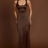 Rochie Vittoria lungă cu decolteu rotund și spate cu șireturi, în culoarea ciocolată Rochie Vittoria lungă cu decolteu rotund și spate cu șireturi, în culoarea ciocolată
