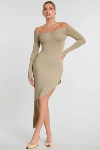 Roxana Rochie maxi cu mâneci lungi și umeri decupați, din amestec de modal și cașmir, în culoarea gri-bej Roxana Rochie maxi cu mâneci lungi și umeri decupați, din amestec de modal și cașmir, în culoarea gri-bej