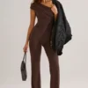 Salopetă Alouette din modal cu un singur umăr, în culoarea ciocolatiu Salopetă Alouette din modal cu un singur umăr, în culoarea ciocolatiu
