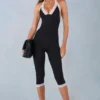 Salopetă capri Calla cu dantelă modală, în negru Salopetă capri Calla cu dantelă modală, în negru