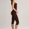 Salopetă capri mulată cu gât pătrat din modal Luma, culoare maro ciocolată Salopetă capri mulată cu gât pătrat din modal Luma, culoare maro ciocolată