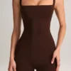 Salopetă capri mulată cu gât pătrat din modal Luma, culoare maro ciocolată Salopetă capri mulată cu gât pătrat din modal Luma, culoare maro ciocolată