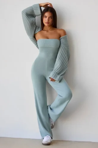Salopetă cu bretele subțiri și croi evazat din tricot gros, culoare verde-albăstrui prăfuit Salopetă cu bretele subțiri și croi evazat din tricot gros, culoare verde-albăstrui prăfuit