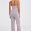 Salopetă cu decolteu bandeau și croi evazat din tricot gros, culoare lavandă prăfuită Salopetă cu decolteu bandeau și croi evazat din tricot gros, culoare lavandă prăfuită