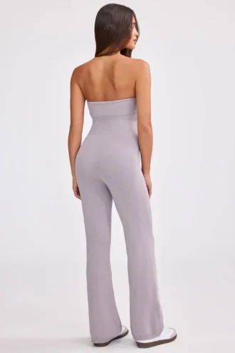 Salopetă cu decolteu bandeau și croi evazat din tricot gros, culoare lavandă prăfuită Salopetă cu decolteu bandeau și croi evazat din tricot gros, culoare lavandă prăfuită