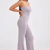 Salopetă cu decolteu bandeau și croi evazat din tricot gros, culoare lavandă prăfuită Salopetă cu decolteu bandeau și croi evazat din tricot gros, culoare lavandă prăfuită