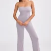 Salopetă cu decolteu bandeau și croi evazat din tricot gros, culoare lavandă prăfuită Salopetă cu decolteu bandeau și croi evazat din tricot gros, culoare lavandă prăfuită