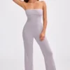 Salopetă cu decolteu bandeau și croi evazat din tricot gros, culoare lavandă prăfuită Salopetă cu decolteu bandeau și croi evazat din tricot gros, culoare lavandă prăfuită