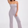 Salopetă cu decolteu bandeau și croi evazat din tricot gros, culoare lavandă prăfuită Salopetă cu decolteu bandeau și croi evazat din tricot gros, culoare lavandă prăfuită