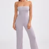 Salopetă cu decolteu bandeau și croi evazat din tricot gros, culoare lavandă prăfuită Salopetă cu decolteu bandeau și croi evazat din tricot gros, culoare lavandă prăfuită