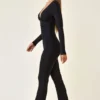 Salopetă Helene din modal, cu volane, decolteu adânc și croi evazat, în culoarea neagră Salopetă Helene din modal, cu volane, decolteu adânc și croi evazat, în culoarea neagră