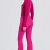 Salopetă impermeabilă cu talie înaltă și bretele, în roz magenta Salopetă impermeabilă cu talie înaltă și bretele, în roz magenta