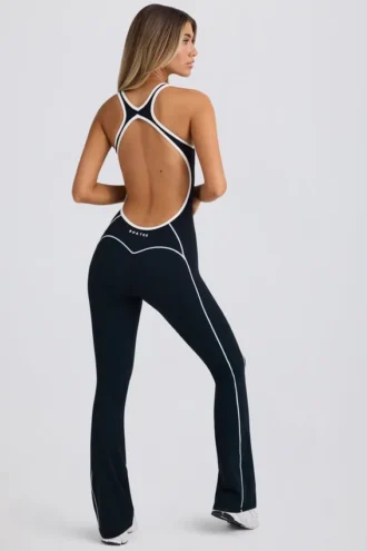 Salopetă Petite Soft Active cu spate decupat, în negru