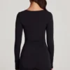 Salopetă scurtă cu mâneci lungi și decolteu în formă de inimă din jersey moale Vionne, negru Salopetă scurtă cu mâneci lungi și decolteu în formă de inimă din jersey moale Vionne, negru