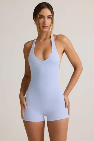 Salopetă scurta fără spate cu nervuri din modal Shelly, albastru deschis Salopetă scurta fără spate cu nervuri din modal Shelly, albastru deschis