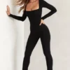 Salopeta Jett cu mâneci lungi și guler pătrat, în culoarea negru Salopeta Jett cu mâneci lungi și guler pătrat, în culoarea negru
