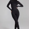 Salopeta Musa cu guler înalt și mâneci lungi, în culoarea neagră Salopeta Musa cu guler înalt și mâneci lungi, în culoarea neagră
