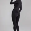 Salopeta Musa cu guler înalt și mâneci lungi, în culoarea neagră Salopeta Musa cu guler înalt și mâneci lungi, în culoarea neagră