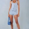 Salopeta scurta Lalita cu guler halter și nasturi, din denim deschis Salopeta scurta Lalita cu guler halter și nasturi, din denim deschis