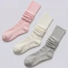 Set de 3 perechi de șosete Pilates în culori asortate Set de 3 perechi de șosete Pilates în culori asortate