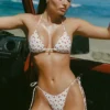 Slipuri de bikini Cove cu legături laterale și imprimeu cireșe Slipuri de bikini Cove cu legături laterale și imprimeu cireșe