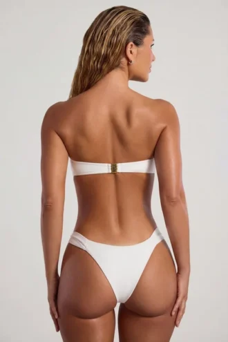 Slipuri de bikini cu bretele late și ornamente din mărgele Maui, culoare ivoriu