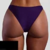Slipuri de bikini cu talie înaltă și decupaj lateral, decorate cu mărgele, model Palau, în culoarea violet închis Slipuri de bikini cu talie înaltă și decupaj lateral, decorate cu mărgele, model Palau, în culoarea violet închis
