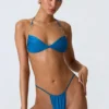 Top de bikini cu decolteu halter, cu volane și ornamente, model Clearwater, în albastru ocean Top de bikini cu decolteu halter, cu volane și ornamente, model Clearwater, în albastru ocean