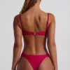 Slipuri de bikini Maui cu bretele late și decupaj îndrăzneț, împodobite cu mărgele, în roz zmeură Slipuri de bikini Maui cu bretele late și decupaj îndrăzneț, împodobite cu mărgele, în roz zmeură