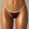 Slipuri de bikini triunghiulare Old Money în maro Slipuri de bikini triunghiulare Old Money în maro