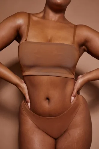 Sutien bandeau din plasă moale Intimates, culoare Almond Sutien bandeau din plasă moale Intimates, culoare Almond