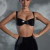 Sutien cu cupe curbate din vinil Enchant Me, negru Sutien cu cupe curbate din vinil Enchant Me, negru