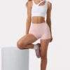 Sutien sport asimetric fără cusături, cu nervuri moi, în culoarea alb Sutien sport asimetric fără cusături, cu nervuri moi, în culoarea alb