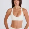 Sutien sport cu decolteu în V și bretele încrucișate la spate, culoare crem Sutien sport cu decolteu în V și bretele încrucișate la spate, culoare crem