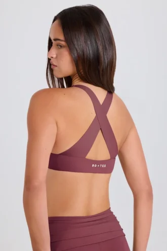 Sutien sport cu decolteu în V și bretele încrucișate la spate, în culoarea Acai Sutien sport cu decolteu în V și bretele încrucișate la spate, în culoarea Acai