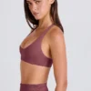 Sutien sport cu decolteu în V și bretele încrucișate la spate, în culoarea Acai Sutien sport cu decolteu în V și bretele încrucișate la spate, în culoarea Acai