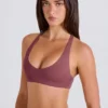 Sutien sport cu decolteu în V și bretele încrucișate la spate, în culoarea Acai Sutien sport cu decolteu în V și bretele încrucișate la spate, în culoarea Acai