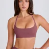 Sutien sport cu gât rotund și bretele încrucișate, elastic în patru direcții, în culoarea Acai Sutien sport cu gât rotund și bretele încrucișate, elastic în patru direcții, în culoarea Acai