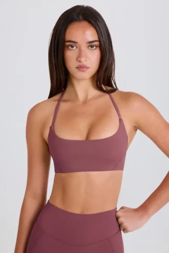 Sutien sport cu gât rotund și bretele încrucișate, elastic în patru direcții, în culoarea Acai