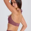 Sutien sport cu gât rotund și bretele încrucișate, elastic în patru direcții, în culoarea Acai Sutien sport cu gât rotund și bretele încrucișate, elastic în patru direcții, în culoarea Acai